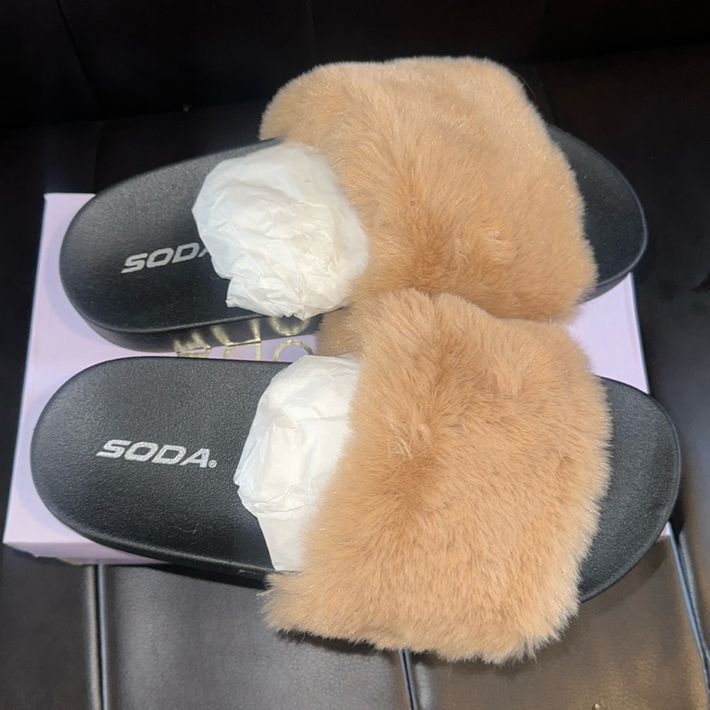 Female fury sandals. Size 7 US
